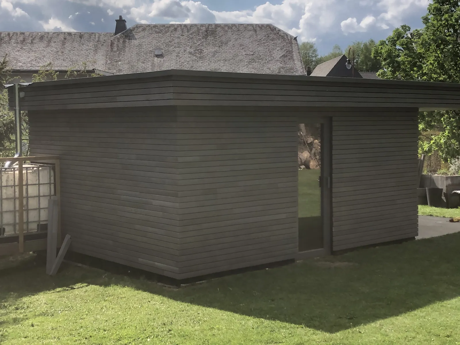 Annexe de jardin en bardage gris vue de côté