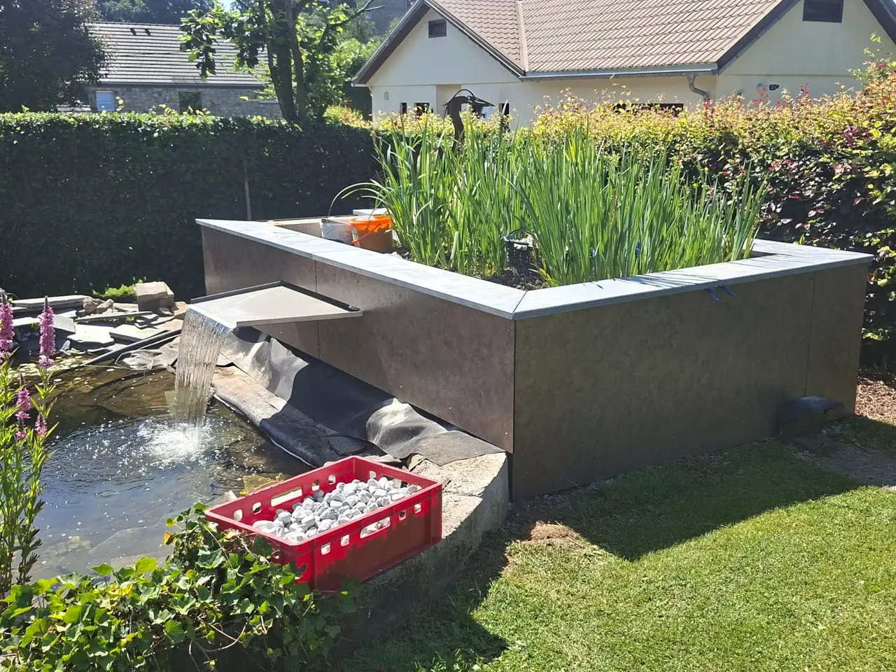 Bassin de jardin surélevé habillé de panneaux, avec cascade