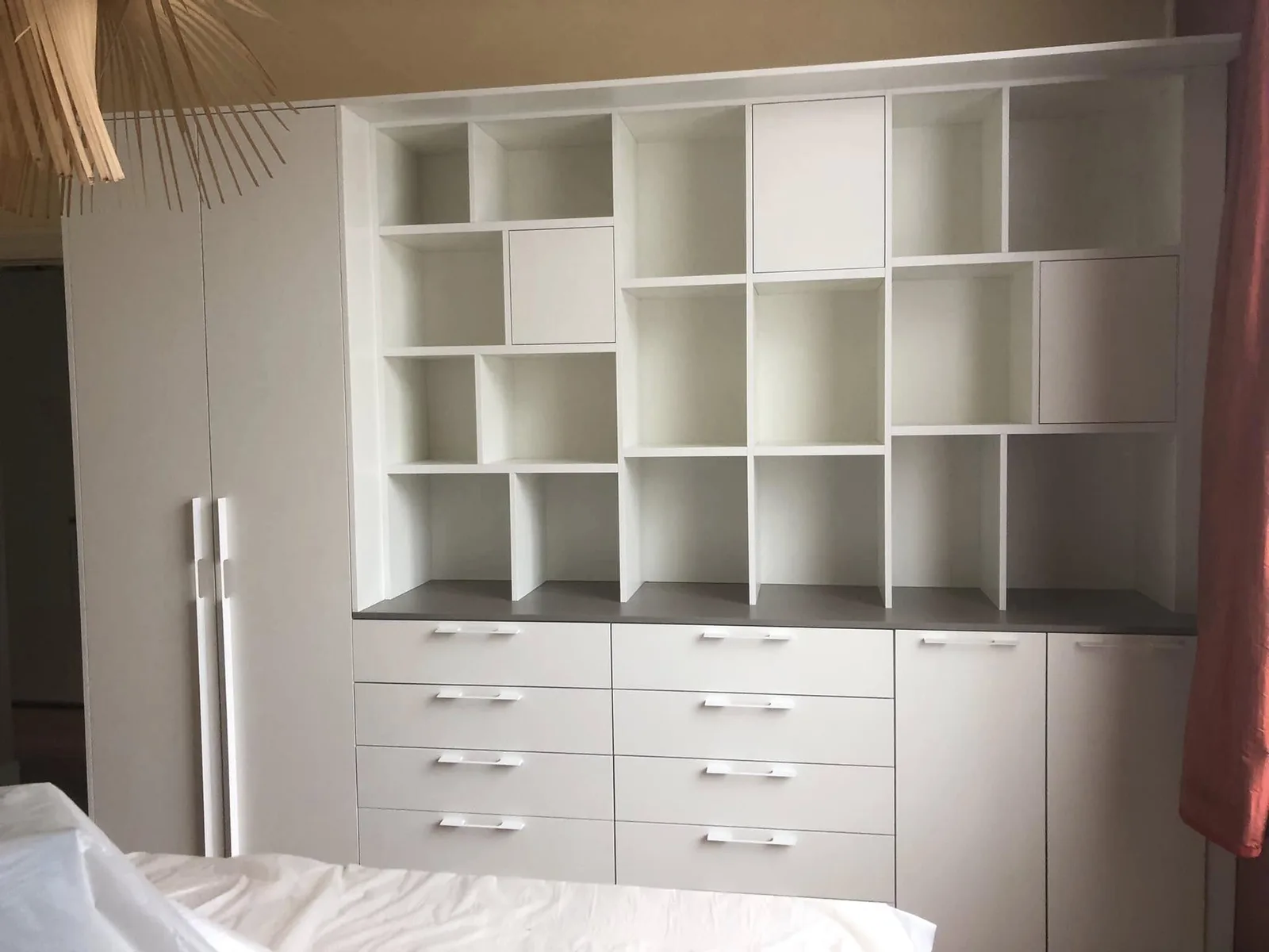 Bibliothèque et armoire blanches sur mesure