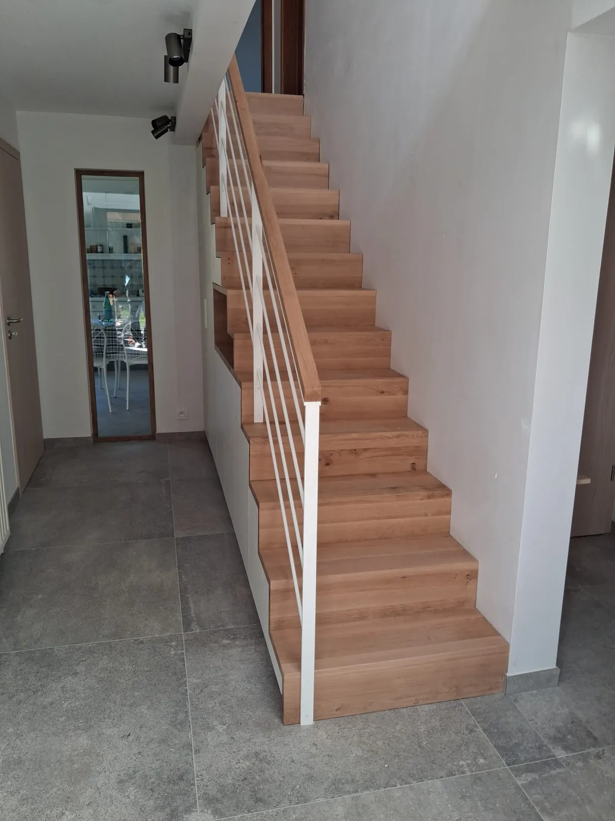 Escalier droit en bois avec garde-corps blanc à lisses et main courante en bois