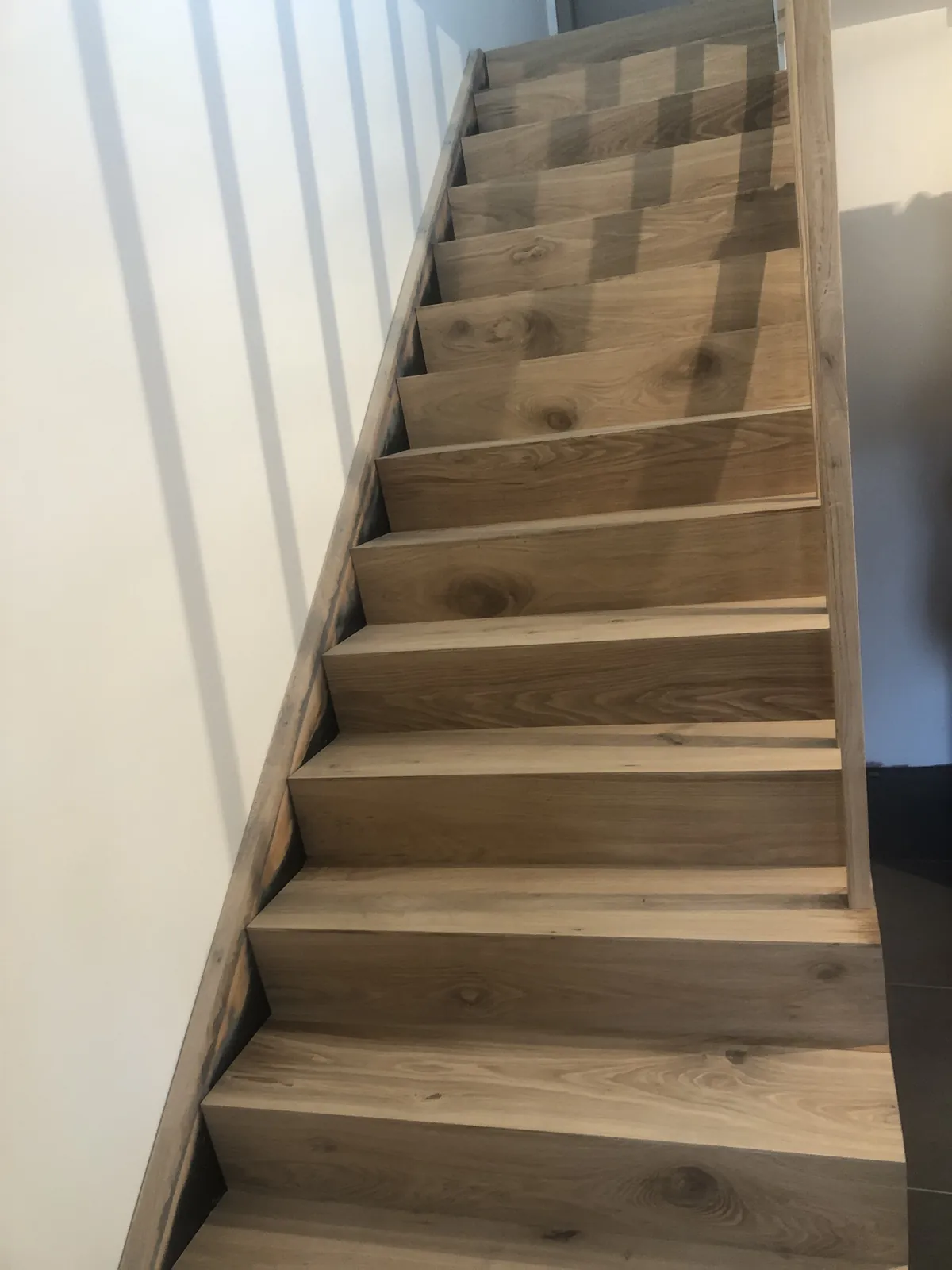 Escalier droit tout en bois à larges marches