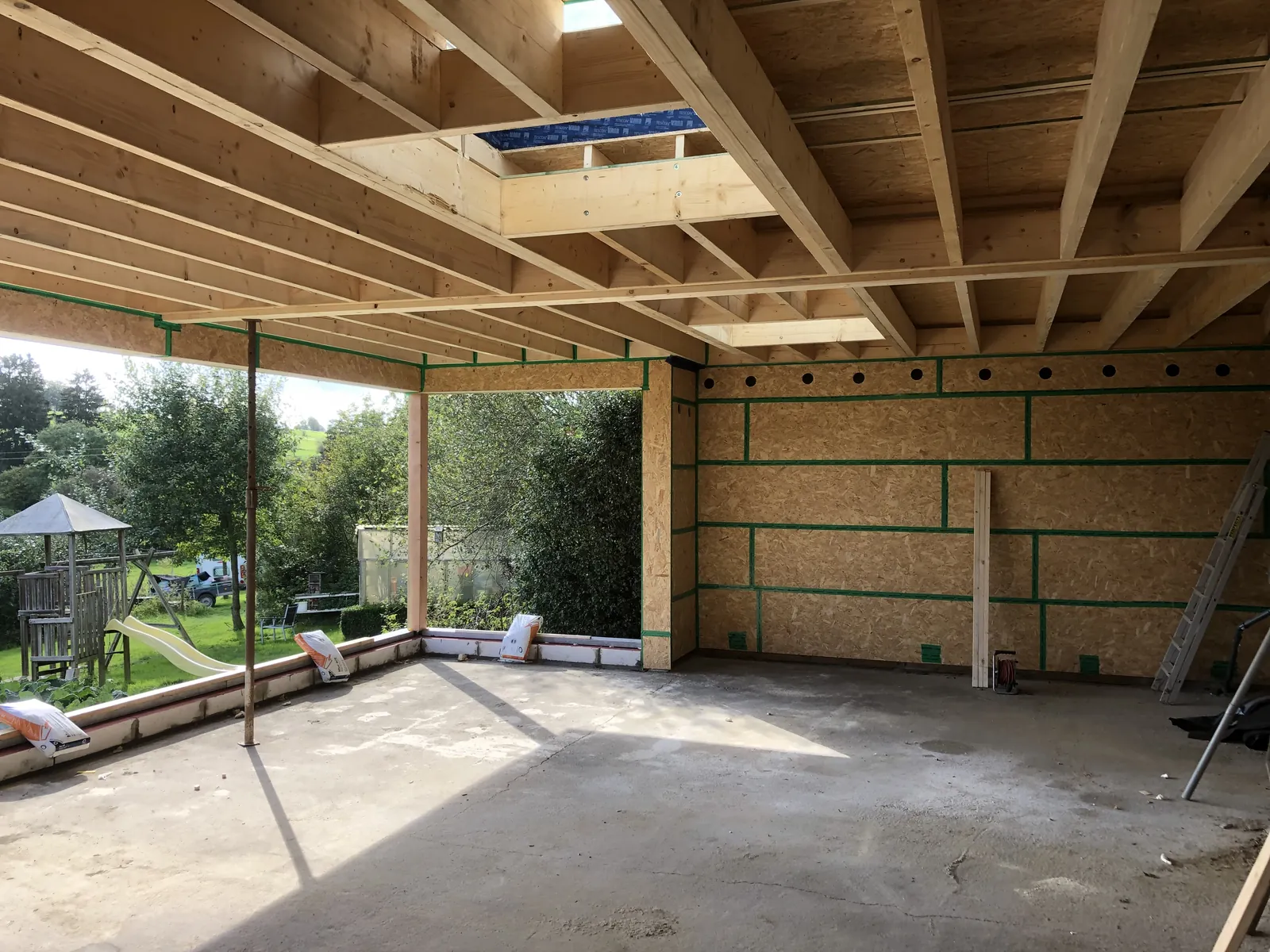 Extension en ossature bois en cours : solives et panneaux posés