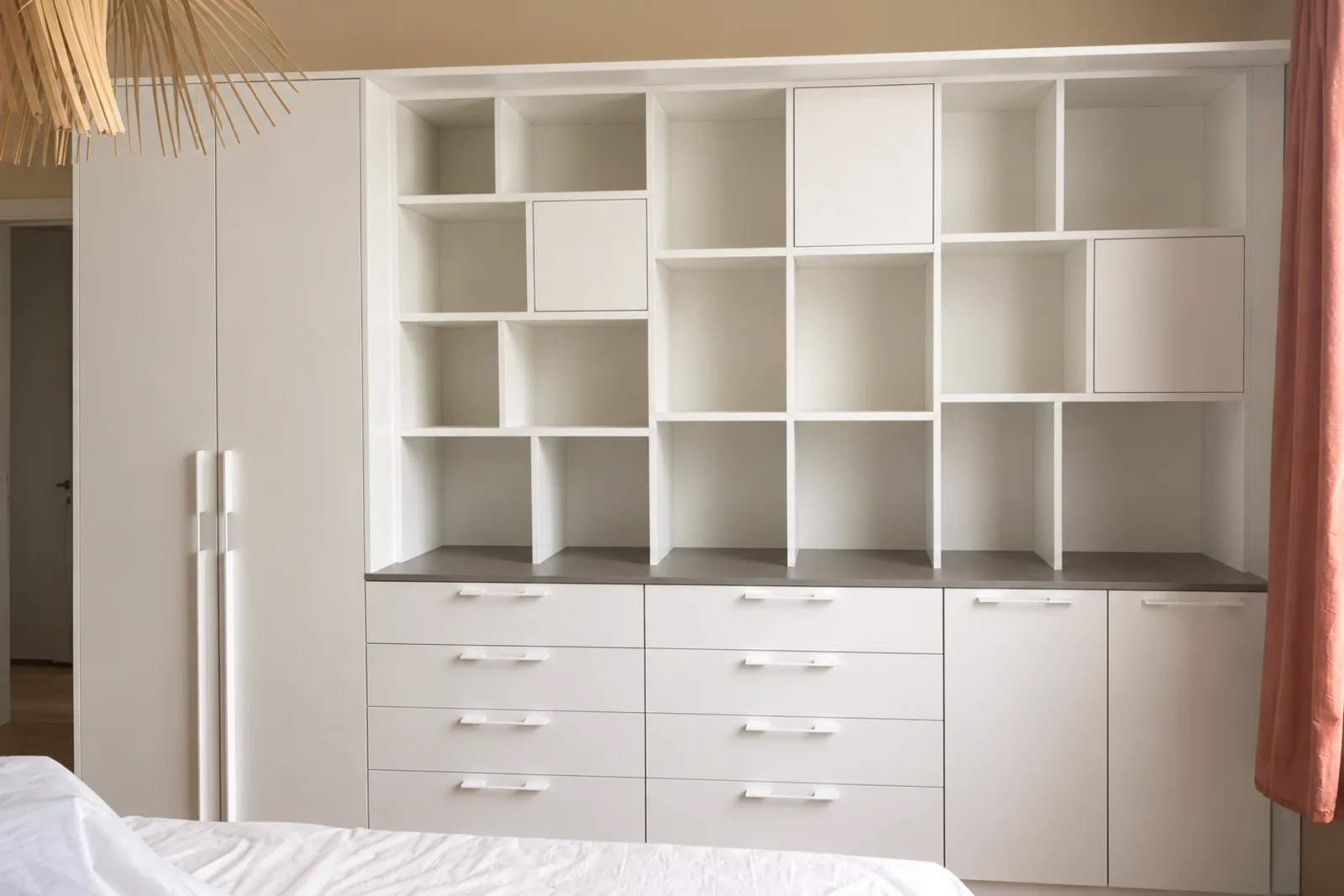 Bibliothèque et armoire blanches sur mesure