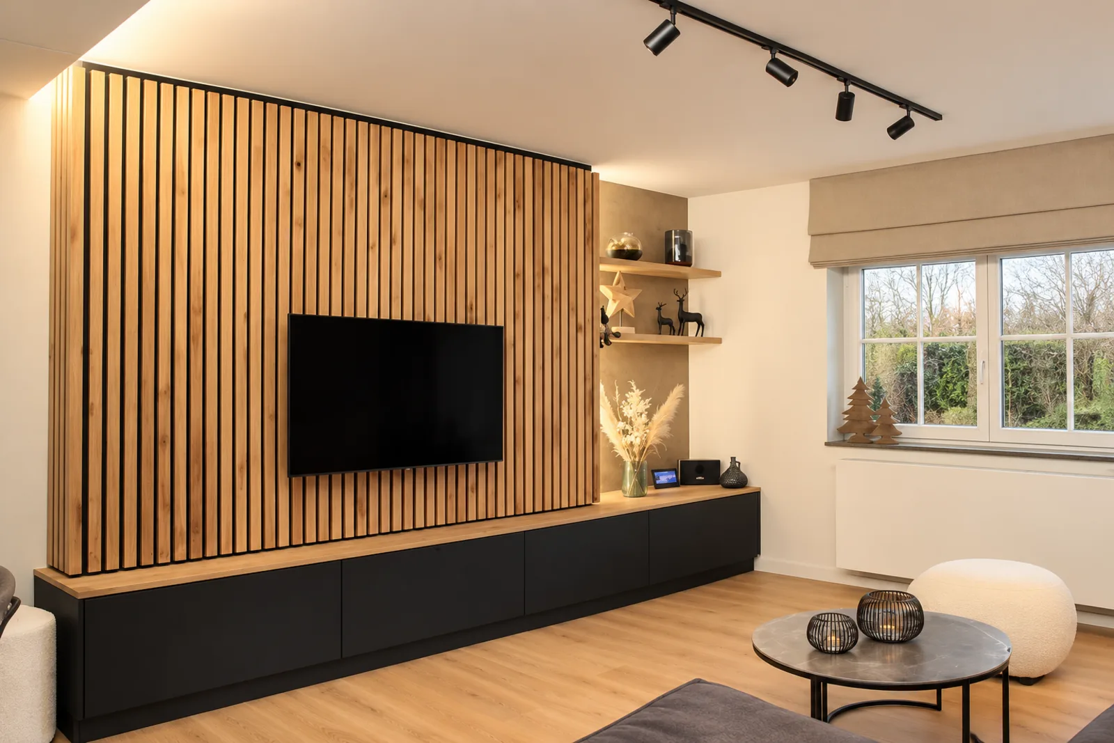 Mur TV en lattes de bois et meuble bas sur mesure
