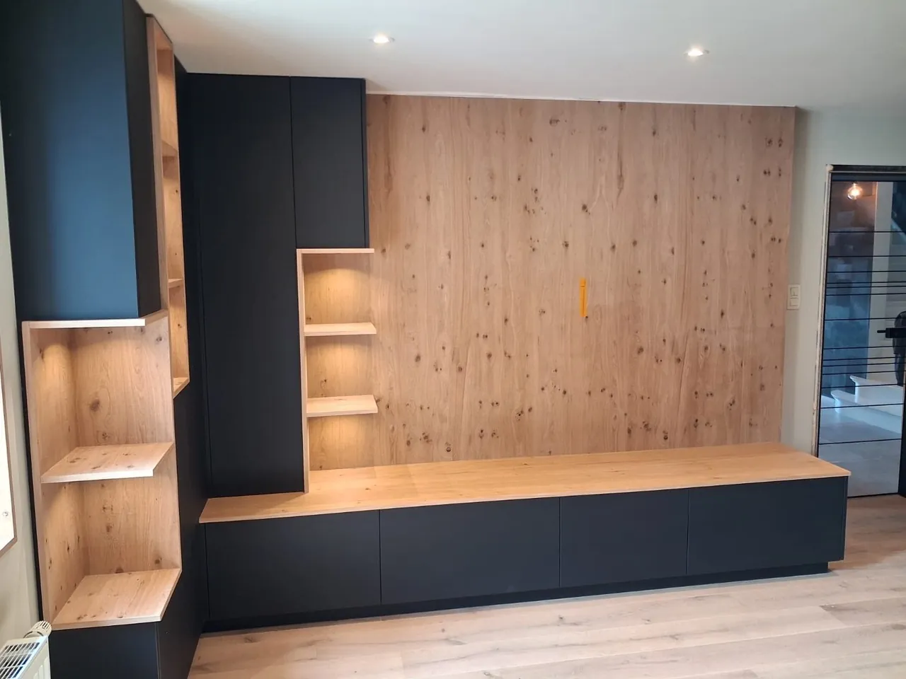 Grand meuble TV noir et bois avec niches éclairées