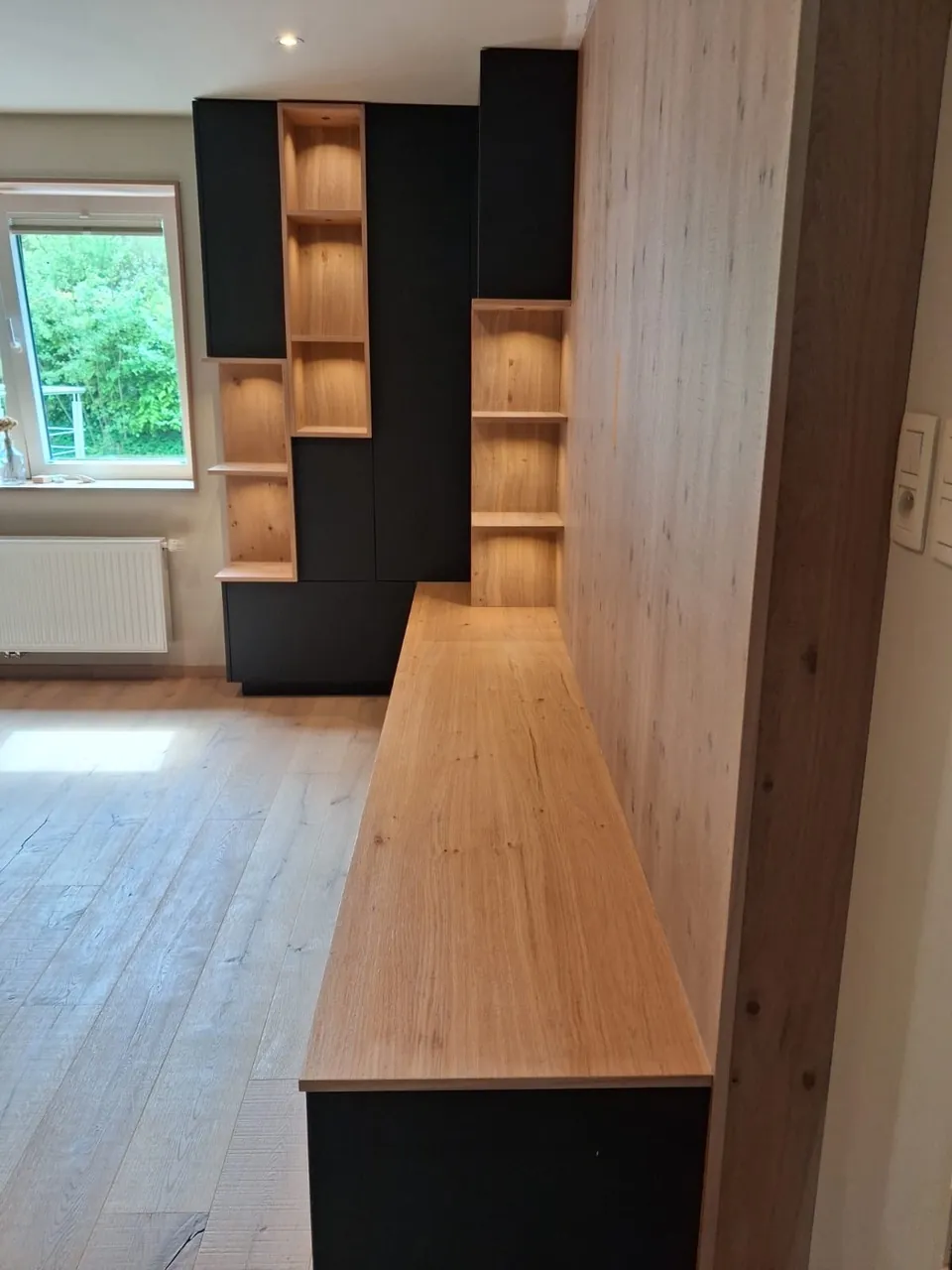 Long plateau en bois et colonnes de niches d'un meuble sur mesure