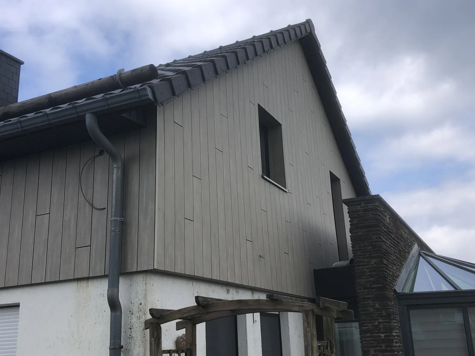 Pignon de maison rénové avec un bardage vertical