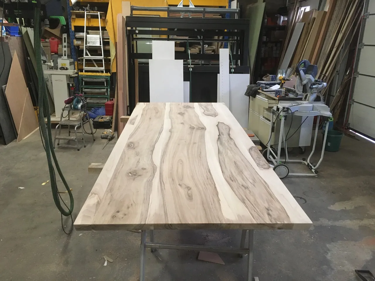 Plateau de table en bois massif poncé à l'atelier