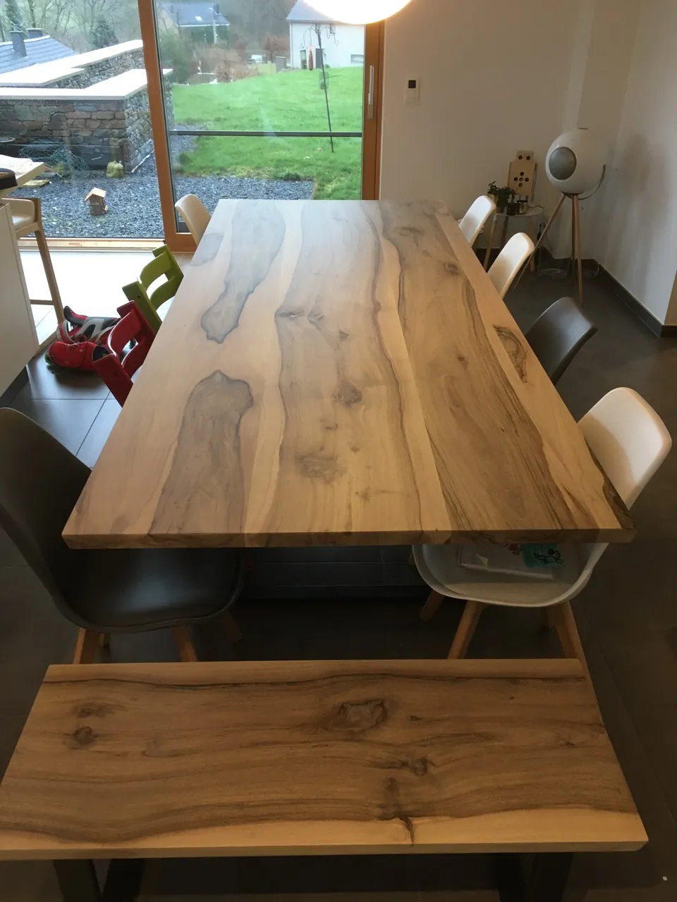 Table en bois massif et banc assorti dans une salle à manger
